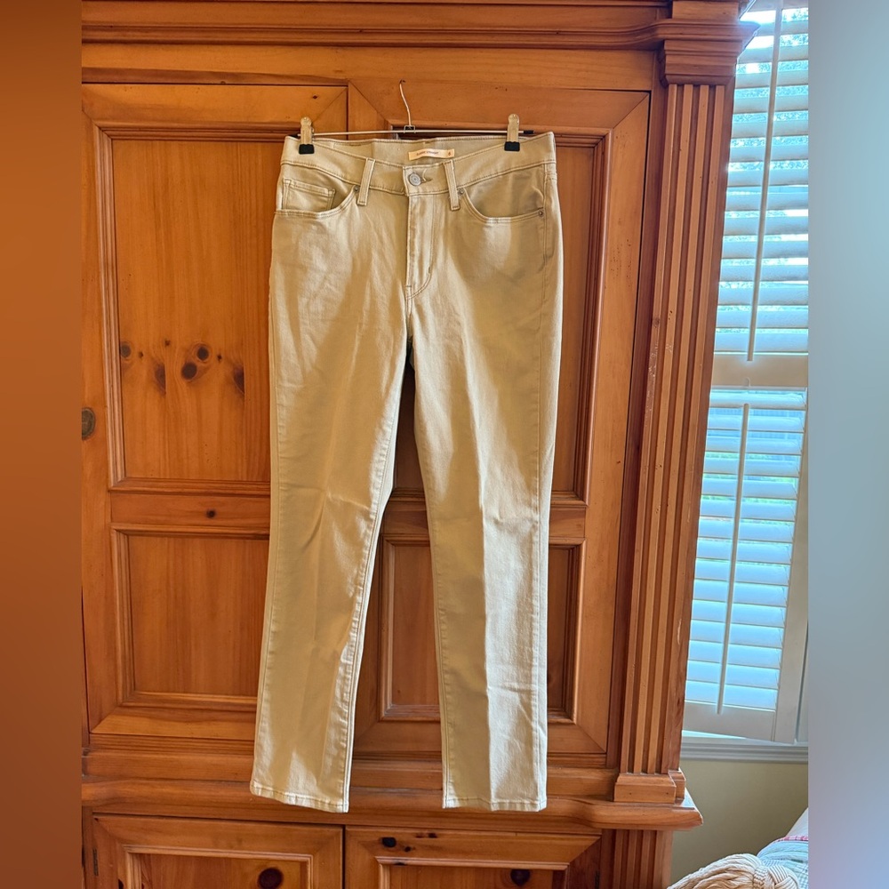 NWOT Levi’s Straight Leg Jeans, color Sand, size 6
